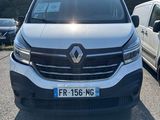 l'avant d'une camionnette blanche garée dans un parking