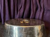 un moule à gâteau en argent surmonté d'un anneau doré