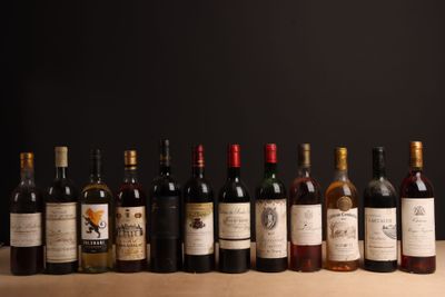 Des bouteilles de vin sont alignées sur une table devant un fond noir.