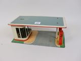 une petite maquette de station-service posée sur une table