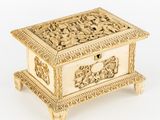 une boîte richement sculptée sur fond blanc, avec un fond blanc