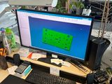 un bureau équipé d'un écran d'ordinateur et d'un clavier