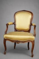 Paire de fauteuils cabriolets en bois mouluré et sculpté, à … (photo 3)