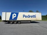 un camion semi-remorque garé dans un parking