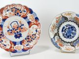 paire d'assiettes en porcelaine japonaise d'Imari, ornées de motifs bleus et orange
