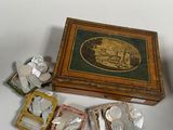 une boîte sur laquelle figure l'image d'un homme, à côté d'autres objets