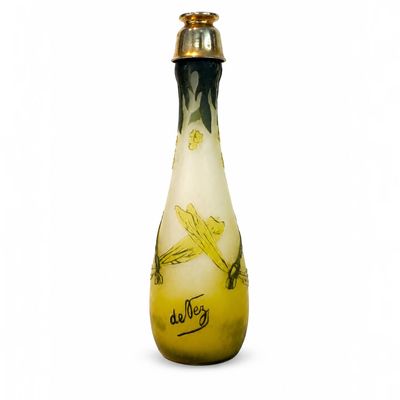 une bouteille en verre ornée d'un motif jaune et noir