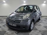 une petite voiture garée dans une pièce
