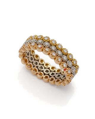 bague en or et diamants sur fond blanc