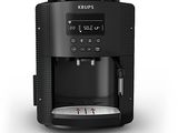 Une machine à café Krups sur fond blanc, avec une horloge numérique