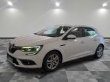 une voiture blanche garée dans une pièce au sol en damier