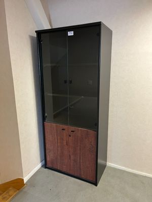 Vitrine en mélaminé et armoire en mélaminé au modèle (disper…