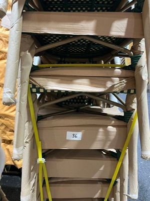de nombreuses chaises empilées les unes sur les autres dans une pièce