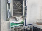 une machine posée sur une table