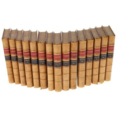 un groupe de vieux livres posés les uns sur les autres