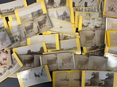 beaucoup de vieilles photos en noir et blanc sur la table