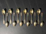 six cuillères sont alignées sur une surface noire