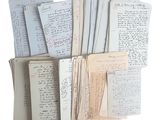 une pile de vieux papiers sur lesquels il y a des inscriptions
