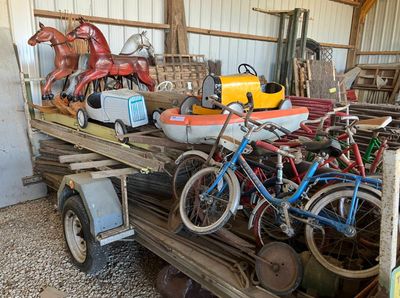 un camion avec une remorque remplie de vélos et d'un cheval