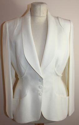 une photo d'une veste blanche sur un mannequin