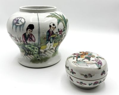 deux vases posés l'un à côté de l'autre sur une table
