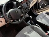 l'intérieur d'une petite voiture avec un volant et un tableau de bord