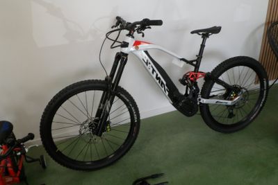 un vélo posé par terre dans la pièce