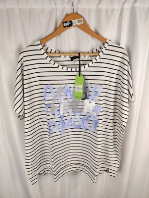 un t-shirt rayé blanc et noir avec une étiquette verte dessus