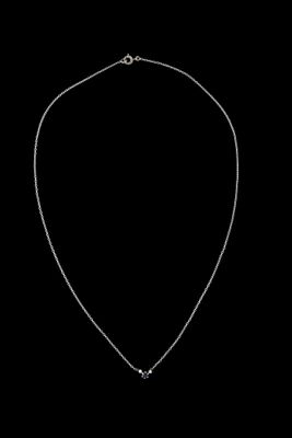 gros plan d'un collier sur fond noir