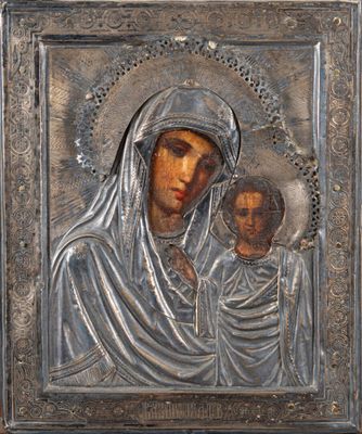 une plaque métallique représentant la Vierge à l'Enfant