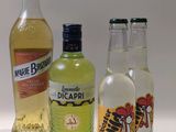 trois bouteilles d'alcool placées les unes à côté des autres sur une table