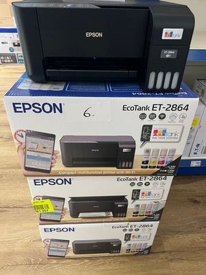 Trois imprimantes Epson sont empilées les unes sur les autres sur une table