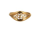 gros plan d'une bague en or sur fond blanc