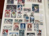 un livre avec des timbres, posé sur une table