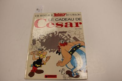 une image représentant un livre posé sur une table, sur lequel figure l'illustration d'un personnage de dessin animé