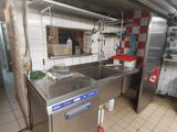 une image d'une cuisine commerciale avec beaucoup d'espace de travail