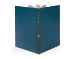 un livre bleu posé sur une surface blanche