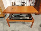 une table en bois avec un plateau en verre, exposée