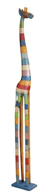 girafe en bois aux couleurs vives posée sur un socle bleu