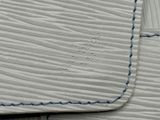 un gros plan d'un matelas orné de surpiqûres bleues