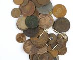 une pile de vieilles pièces de monnaie sur une surface blanche