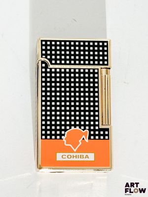 un briquet posé sur une surface blanche
