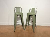 TOLIX. Paire de tabouret avec petit dossier vert kaki.