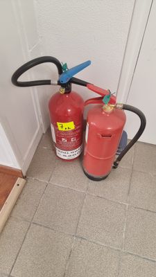 2 extincteurs de 6 litres à eau pulvérisée