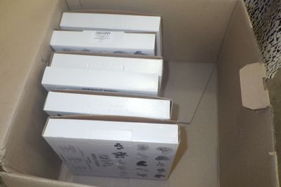 quatre boîtes de télécommandes Wii rangées dans un carton