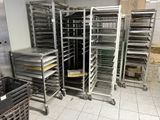 de nombreux plateaux de nourriture posés sur une étagère dans la cuisine