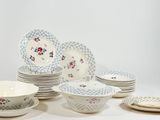 beaucoup d'assiettes et de bols posés sur une table
