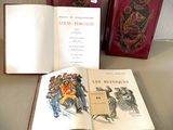 trois livres posés sur une table