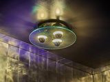 une photo d'une salle de bains avec une pomme de douche et des lumières