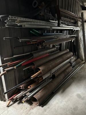 beaucoup de tuyaux empilés dans un garage